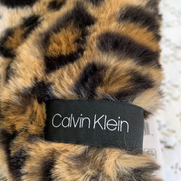 *NWT* Calvin Klein Leo Faux Fur Infinity Loop - Picture 6 of 8